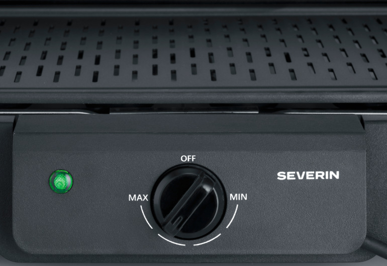 Gril Severin PG 8596 Detail otočného regulátora teploty a kontrolky prevádzky elektrického grilu Severin PG 8596″ width=