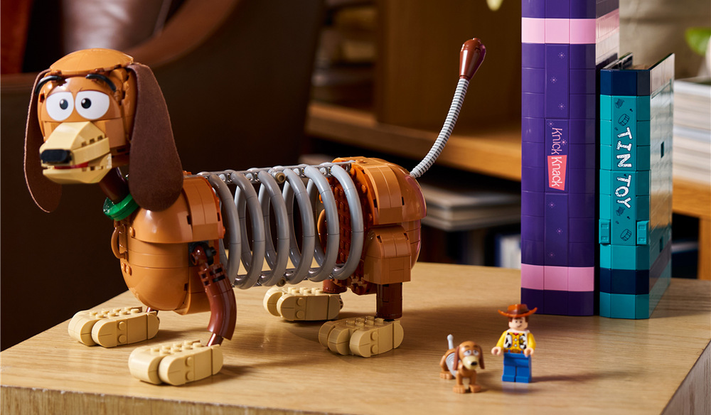 Stavebnica LEGO® │ Disney a Pixar 43301 Knižní zarážky: Slinky z filmu Toy Story Stavanie 1 311 dielikov ponúkne dospelým fanúšikom Toy Story kreatívnu relaxáciu aj zberateľský model.