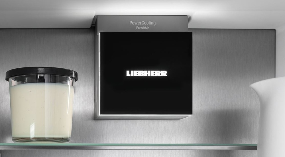 Americká chladnička Liebherr XRFbs 5295 čierny ventilátor powercooling vo vnútri chladničky Liebherr XRFbs 5295, ktorý zaisťuje distribúciu chladného vzduchu po celom priestore. Vedľa neho je uzavretá nádoba s mliekom.