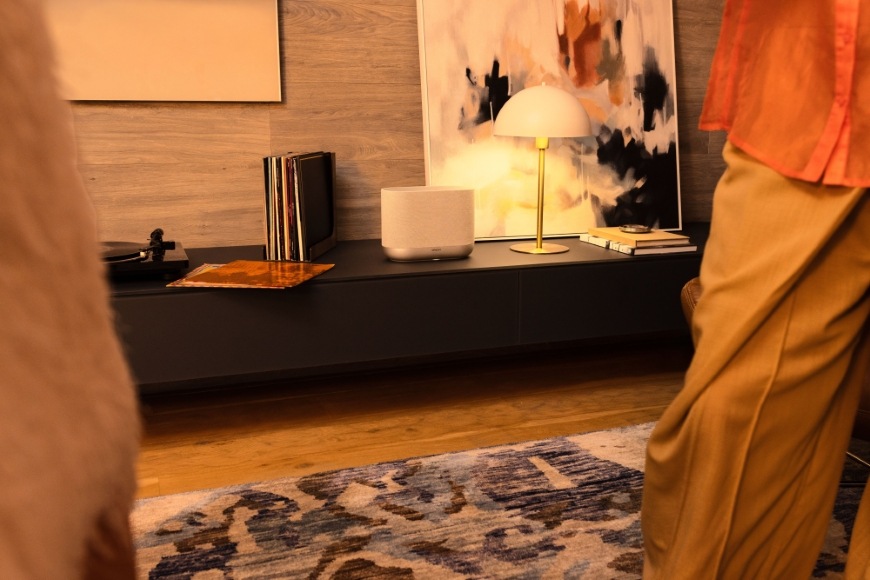 Reproduktor Denon Home 400 strieborný Televízna skrinka s reproduktorom Denon Home 400 a gramofónom