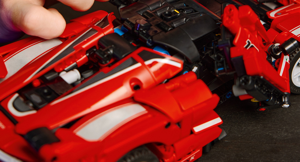 Stavebnica LEGO® Technic 42212 Ferrari FXX K V12 motor s pohyblivými piestami umožňuje pri stavaní sledovať techniku ukrytú vo vnútri vozidla.