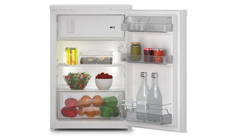 Chladnička Whirlpool W55V1 112W biela Jednodverová chladnička s mraziacim priestorom, s fľašami, misou plnej zeleniny, vajcami, zaváraninami, naloženou rybou a konzervou.