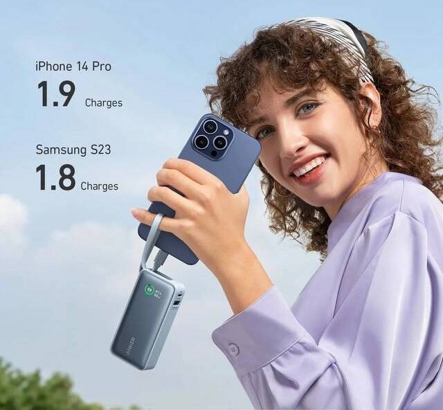 Powerbank Anker Anker 545 10000mAh, 30W s káblom USB-C zelený powerbanka Anker 545 Nano nabíja smartfón v ruke užívateľky vonku, kompaktné riešenie na cesty