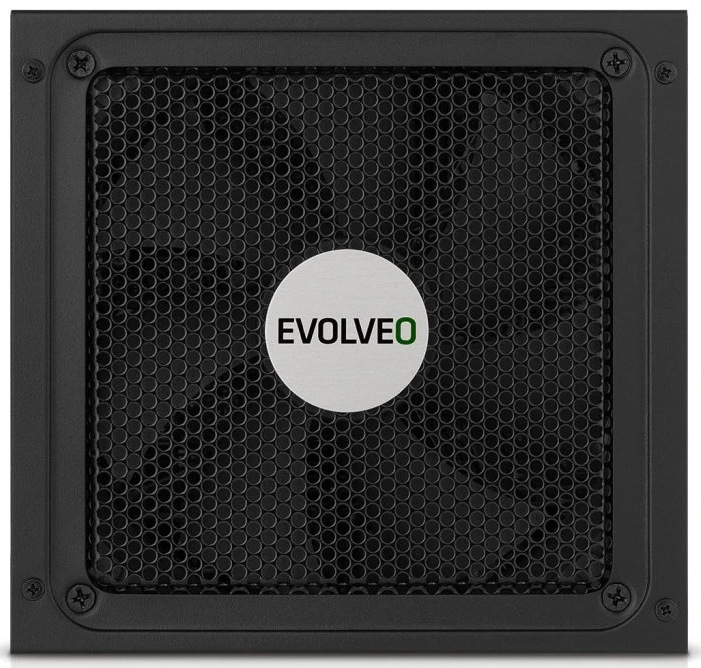 Zdroj Evolveo P1000 80+ Platinum, 1000W, ATX 3.1 čierny Na obrázku je strana napájacieho zdroja Evolveo s veľkou čiernou ventilačnou mriežkou. Pod mriežkou je vidieť veľký ventilátor a uprostred guľatá samolepka s logom EVOLVEO. V rohoch a po obvode sú vidieť skrutky držiace rám mriežky. Ide o detail chladiacej časti zdroja.