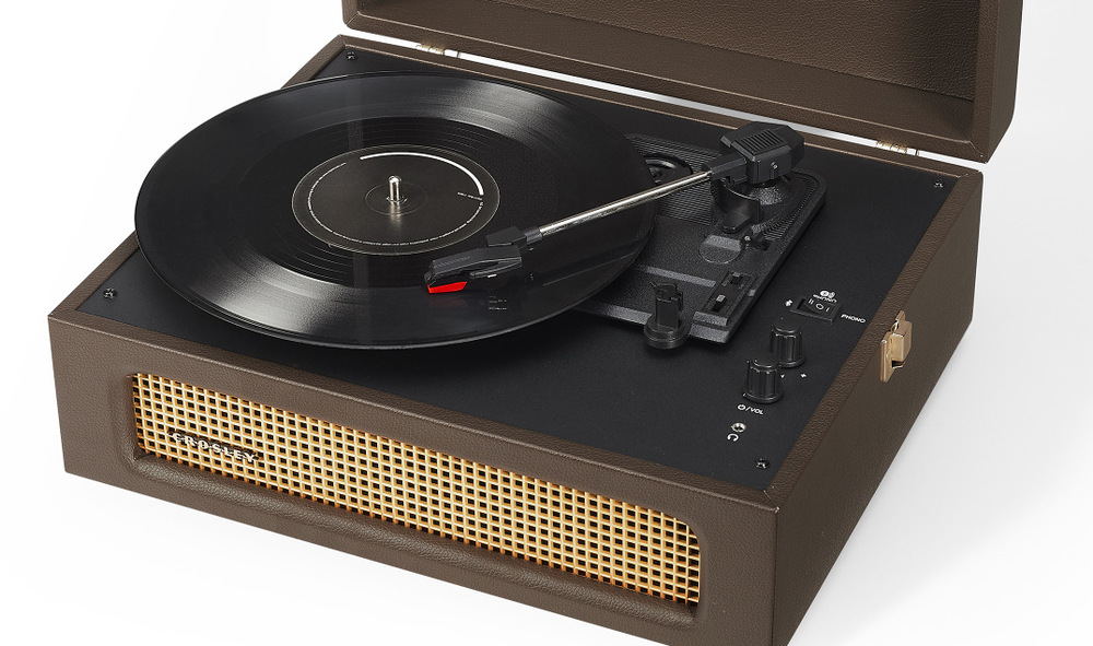 Gramofón Crosley Voyager BT hnedý Bluetooth rozširuje možnosti prehrávania aj prepojenia s externými reproduktormi a slúchadlami.