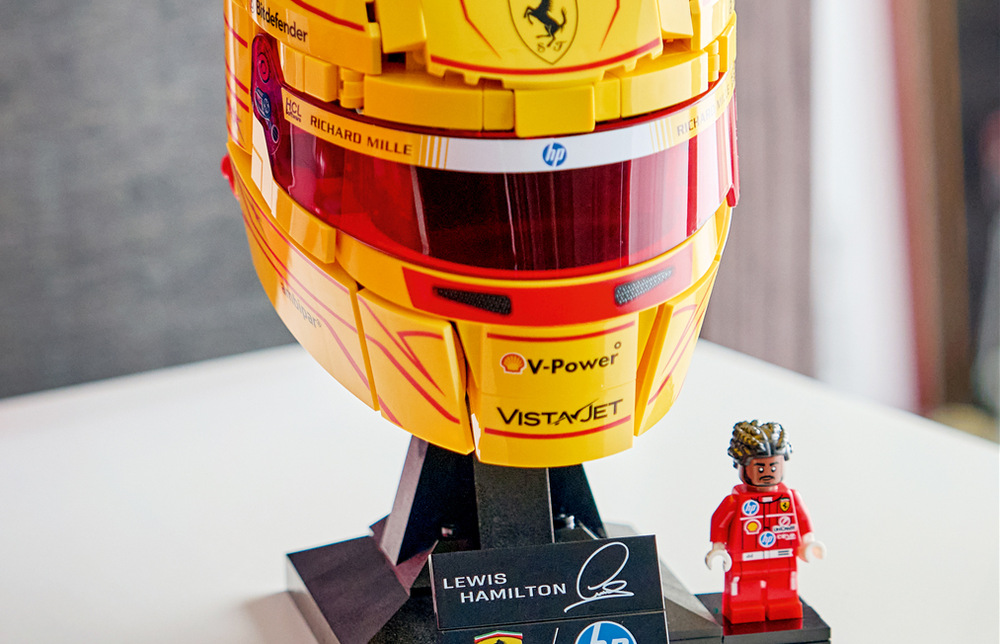 Stavebnica LEGO® Editions 43022 Helma Lewis Hamilton ze Scuderia Ferrari HP Žltá závodná helma inšpirovaná Lewisom Hamiltonom zaujme autentickými potlačami a osobným číslom jazdca.