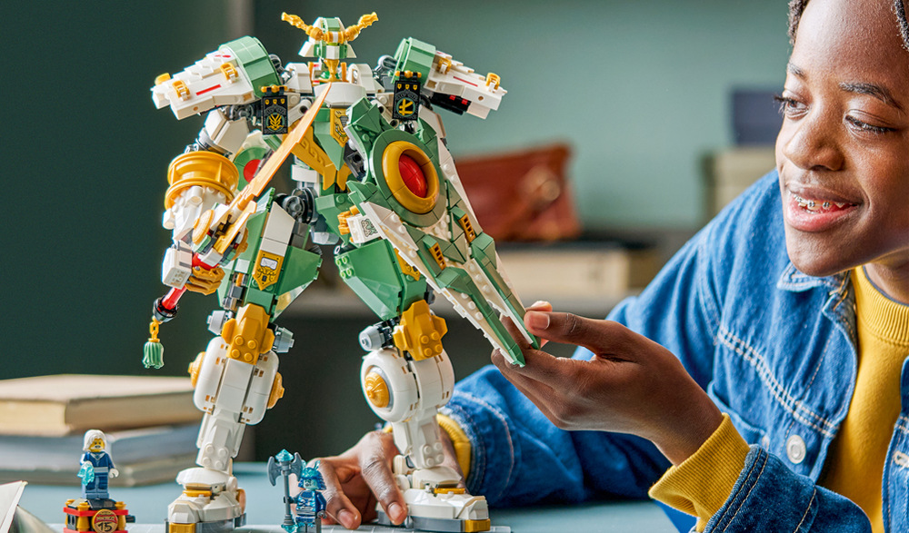 Stavebnica LEGO® NINJAGO® 71860 Lloydov titanský robot: 15 rokov NINJAGO Výročný robot z 1 293 dielikov meria cez 32 cm a je určený staviteľom od 14 rokov