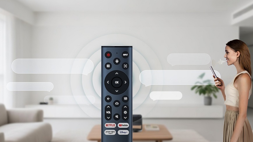 Laser TV Hisense C3 žena ovláda Laser TV Hisense C3 hlasom cez ovládač