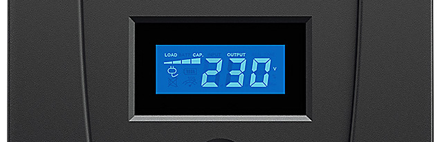 Na obrázku je detail LCD displeja na záložnom zdroji CyberPower GreenPower Value LCD 2200VA/1320W. V čiernom rámčeku je modro podsvietený displej s veľkými číslicami (na ukážke 230 V) a menšími ikonami a ukazovateľmi okolo, ktoré znázorňujú stav záťaže, kapacitu batérie a výstupné napätie.