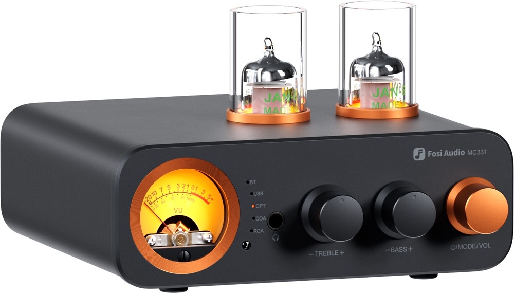 Zosilňovač Fosi Audio MC331 čierny Na obrázku je stolný audio zosilňovač Fosi Audio MC331 v čiernom prevedení s výraznými medeno oranžovými detailmi. Na hornej strane sú dve elektrónky pod priehľadnými ochrannými krytmi. Vľavo na čelnom paneli je okrúhly podsvietený VU merač s teplým oranžovým svetlom. Vpravo sú tri otočné ovládače, z toho dva čierne pre nastavenie tónov a jeden väčší oranžový pre hlasitosť a režim. Uprostred sú tiež malé popisky vstupov a slúchadlový výstup.