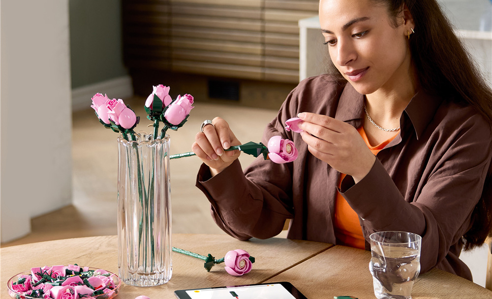Stavebnica LEGO® Botanicals 10374 Kytice růžových růží Štyri ruže v plnom kvete, štyri rozkvitajúce ruže, štyri puky a nevestin závoj vytvárajú pestrú kyticu.