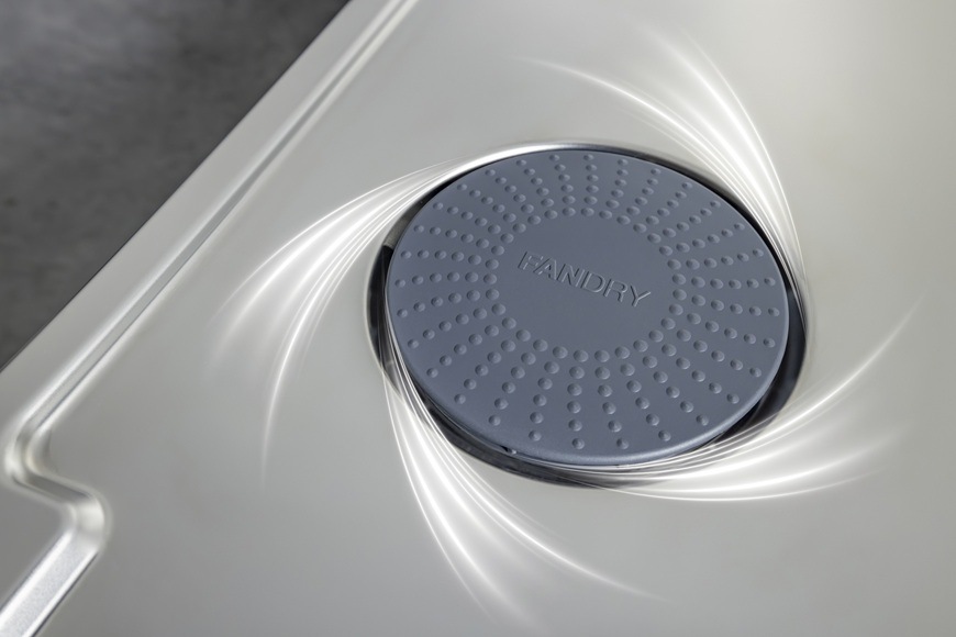 Detailný záber na ventilátor, ktorý odvádza vlhký vzduch von. Zároveň nasáva čerstvý vzduch z vonku na efektívne vysušenie riadu.