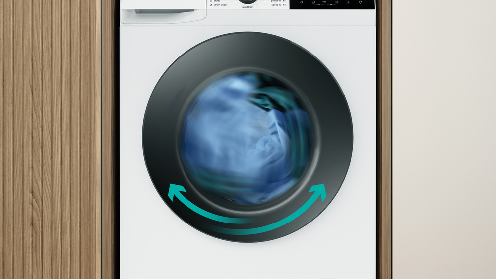 Práčka Gorenje WG2P84A32 biela práčka Gorenje WG2P84A32 s bielizňou vo vnútri a obojsmernými šípkami
