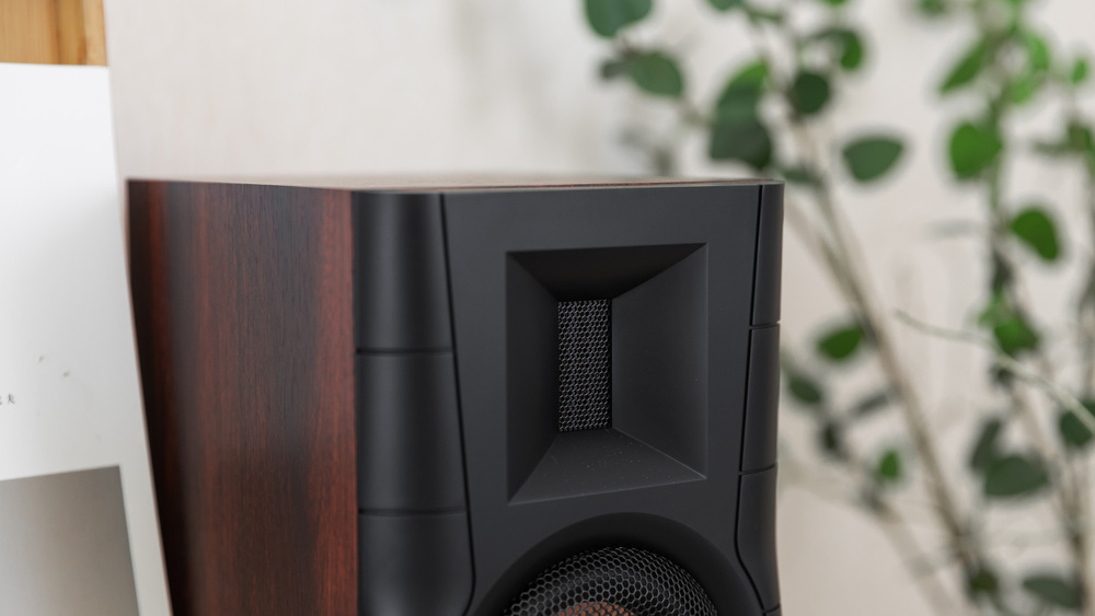 Reproduktory Swan D100 (2 ks) hnedé Detail Swan D100 aktívne reproduktory v interiéri