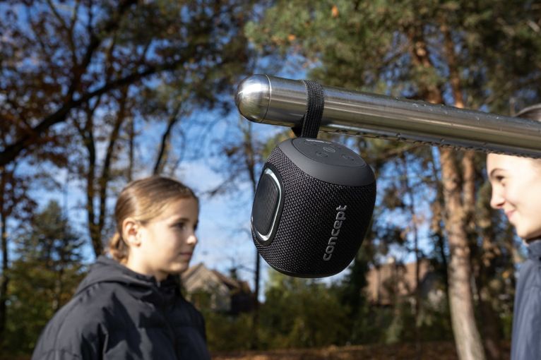 Prenosný reproduktor Concept SoundJoy BR5010 čierny Concept SoundJoy BR5010 zavesený pomocou pútka na kovovom zábradlí vo vonkajšom prostredí