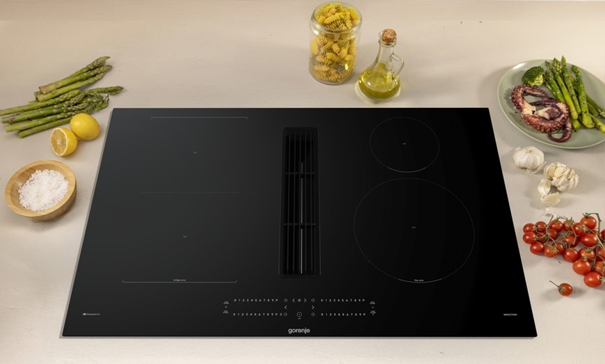 Indukčné varné dosky s odsávaním Gorenje G600 GEH8432BSCWF čierna Indukčná varná doska Gorenje GEH8432BSCWF so zabudovaným odsávaním pár, čierna, vo vašej domácnosti