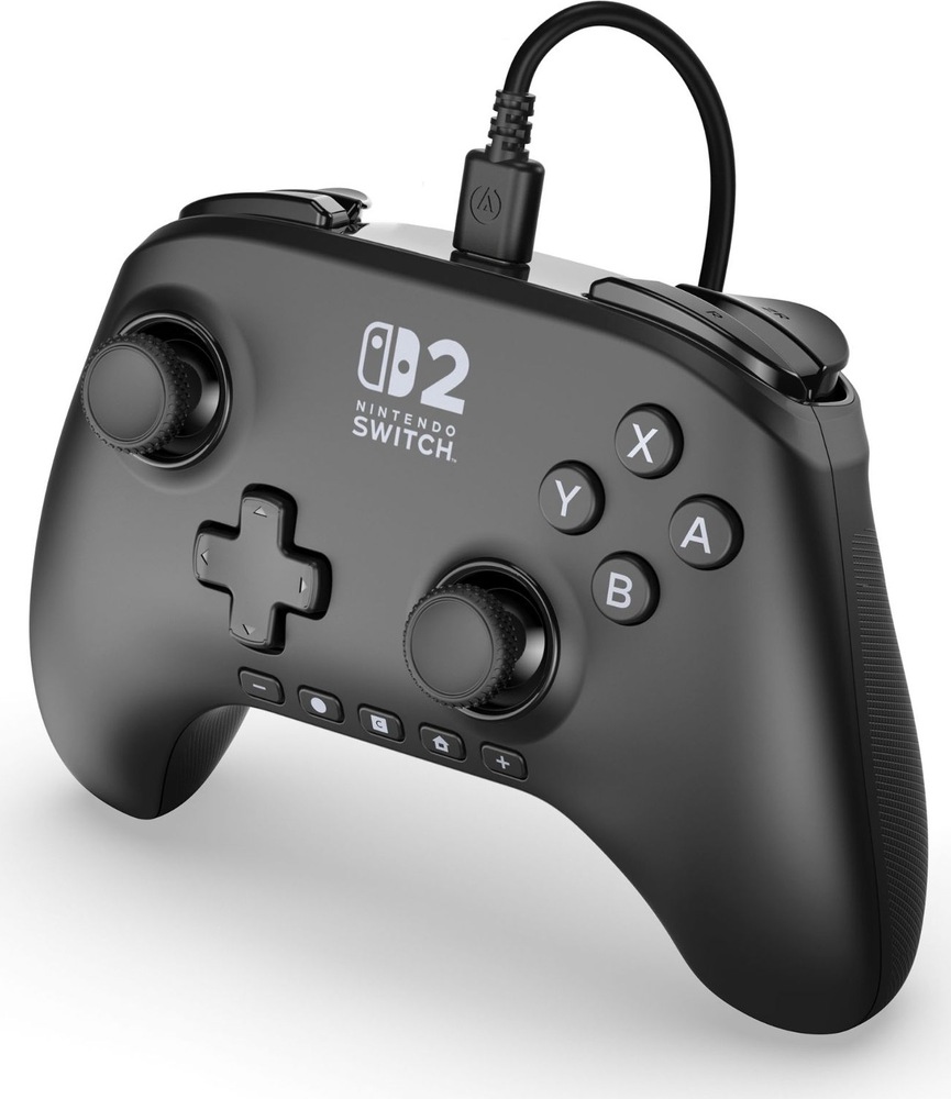Gamepad PowerA Advantage - Nintendo Switch 2 čierny Na obrázku je čierny drôtový gamepad PowerA Advantage pre Nintendo Switch 2 zo šikmého predného pohľadu. Uprostred je logo Nintendo Switch 2 a hore je zapojený kábel. Ovládač má dva analógové joysticky s vrúbkovaným okrajom, smerový kríž, tlačidlá A, B, X a Y a spodný rad menších funkčných tlačidiel. Na hornej hrane sú čiastočne vidieť spúšte a rukoväte majú textúrovaný povrch pre pevnejšie držanie.