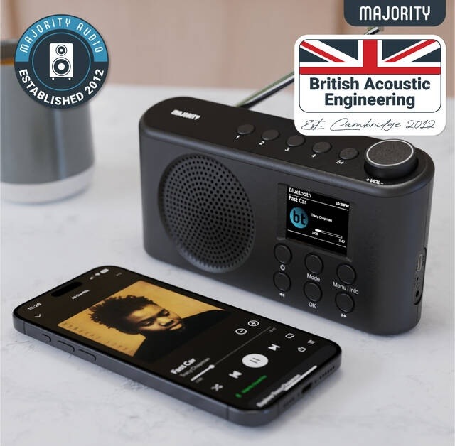 Rádioprijímač s DAB+ Majority Orwell PRO čierny Rádio Majority Orwell PRO bezdrôtovo prehráva hudbu z chytrého telefónu cez Bluetooth na kuchynskej linke.