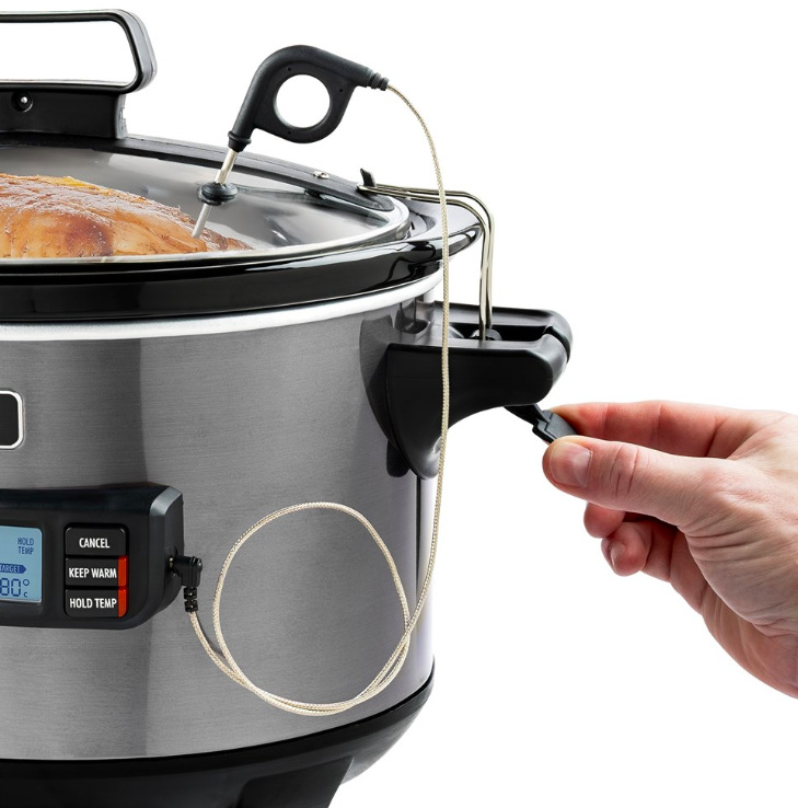 Detail uzamykateľnej sklenenej pokrievky a teplotnej sondy pomalého hrnca Tesla SlowCook S900 Plus