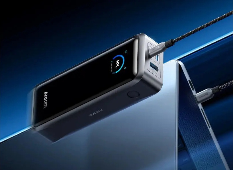 Powerbank Anker Anker Prime 26250mAh, 300W čierny Detail powerbanky Anker Prime s káblom pripojeným k notebooku