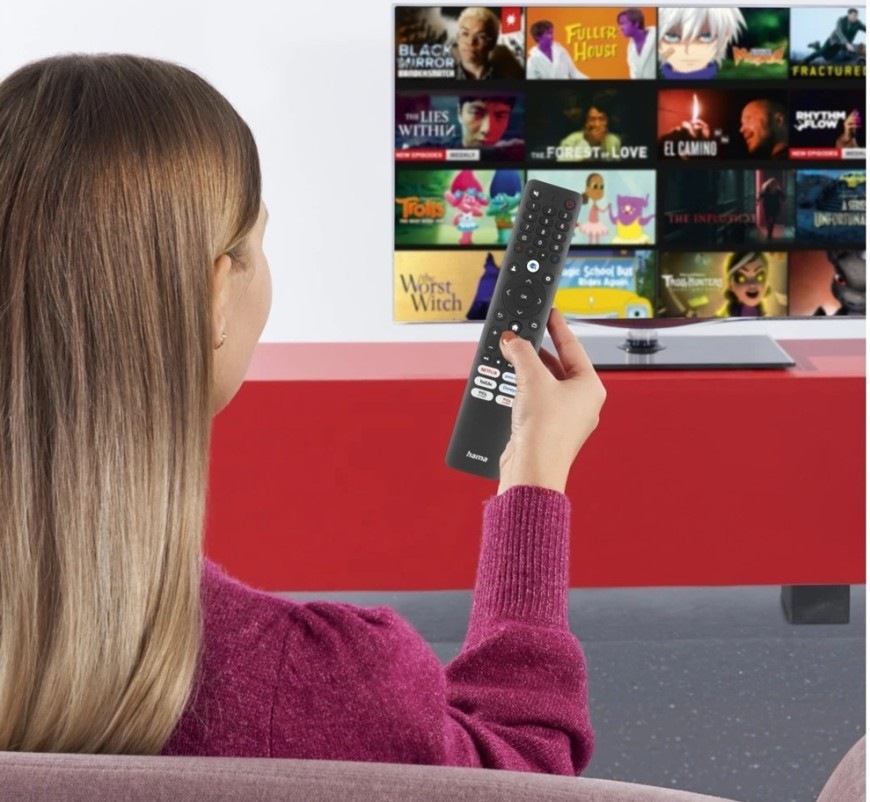 Diaľkový ovládač Hama univerzální ovladač 1:1 pro TV TCL čierny Žena držiaca diaľkový ovládač Hama 221068 1:1 pre TV TCL