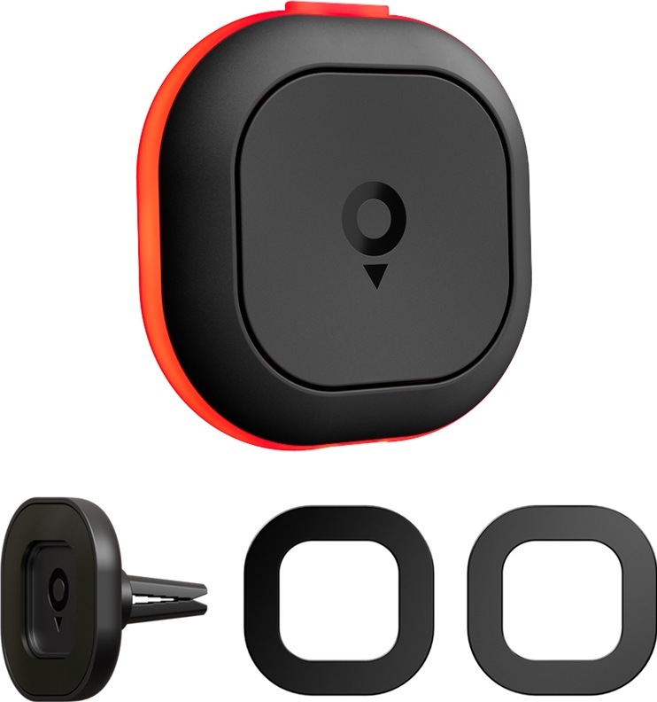 Na obrázku je čierny štvorcový asistent TomTom so zaoblenými rohmi, ktorý má po obvode výrazne červeno svietiaci LED okraj a uprostred symbol mapovej šípky. Pod ním sa nachádza čierne príslušenstvo tvorené držiakom do mriežky ventilácie auta a dvoma náhradnými plastovými rámčekmi.