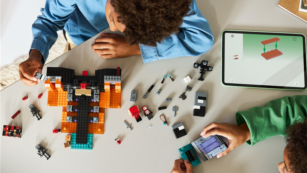 Stavebnica LEGO® Minecraft® 21590 Souboj s Witherem Pracovný stôl, lektvar, palcát, lebky aj netheritová hviezda obohatia hru o známe predmety a nové scenáre.