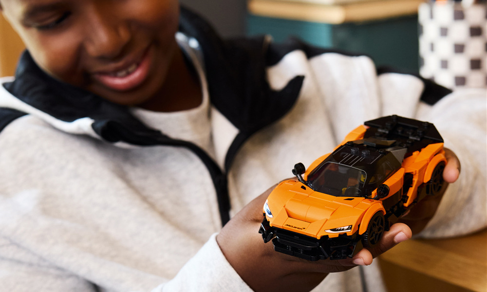 Stavebnica LEGO® Speed Champions 77257 McLaren W1 Nastaviteľné zadné krídlo, kokpit, motor a obrazovka dodávajú modelu vernejšiu podobu skutočného superšportu.
