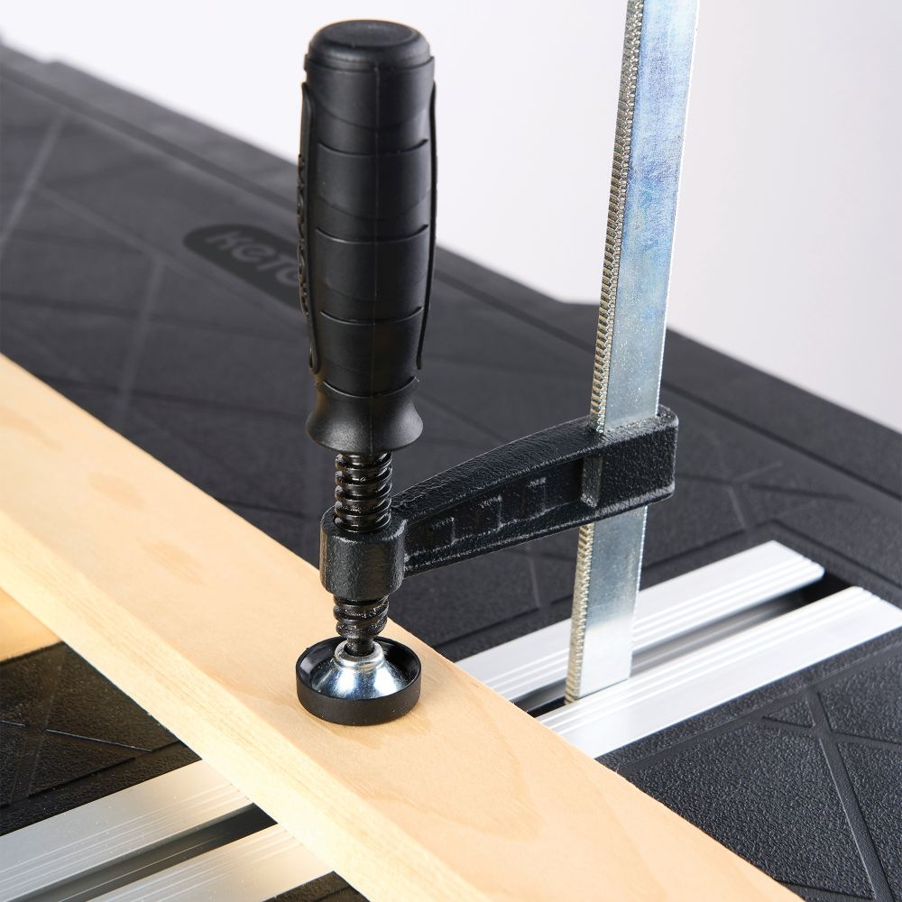 Pracovný stôl Keter ROC Pro Gear 1.0 261951 Pracovný stôl Keter ROC Pro Gear 1.0 261951 obsahuje praktickú drevenú frézovaciu dosku