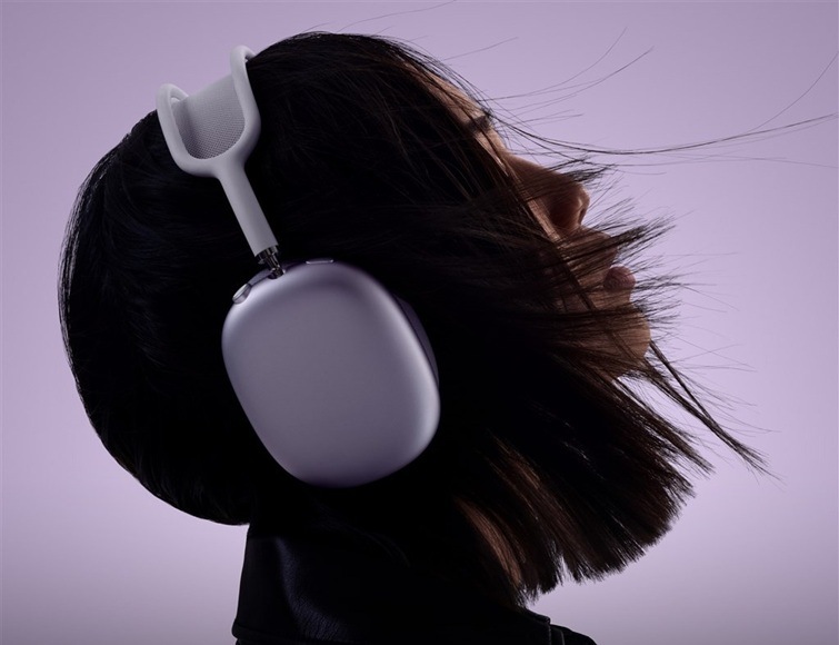 Slúchadlá Apple AirPods Max 2 - modré Žena s nasadenými slúchadlami.