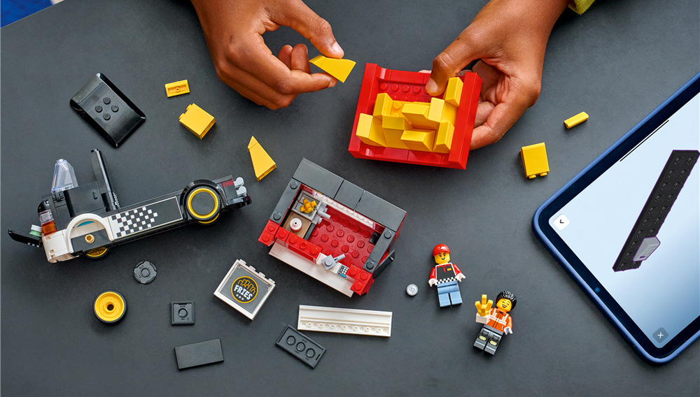 Stavebnica LEGO® City 60488 Pojízdné občerstvení s hranolky Digitálny návod v aplikácii LEGO Builder vykoná deti stavaním, po ktorom môžu pokračovať vo vlastných príbehoch.