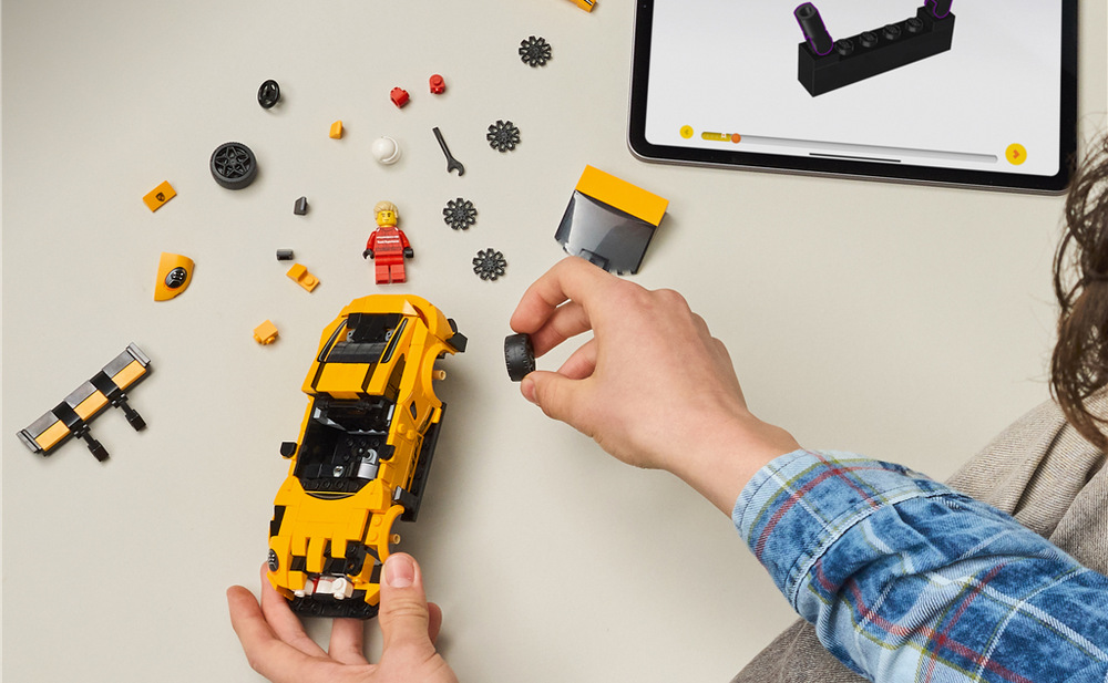 Stavebnica LEGO® Speed Champions 77239 Superauto Porsche 911 GT3 RS Hotové Porsche sa vďaka kompaktným rozmerom ľahko zmestí na poličku a môže rozšíriť zbierku závodných áut.
