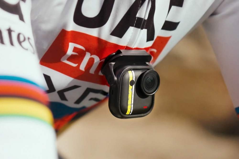 Insta360 GO Ultra Tadej Pogačar Edition váži len 53 g
