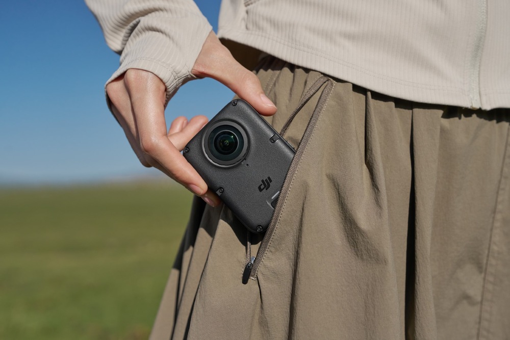 Outdoorová kamera DJI Osmo 360 II Standard Combo čierna Žena si dáva kompaktnú outdoorovú kameru do vrecka