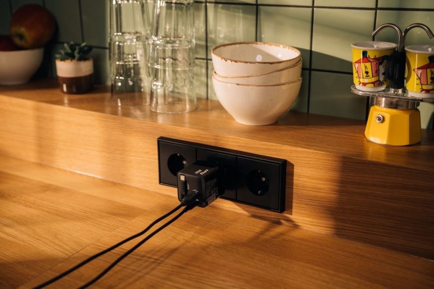 Cestovný adaptér Verbatim GaN s kabelem 65W, 2x USB-C PD, 1x USB QC čierny Kompaktný a výkonný nabíjací adaptér s výsuvným káblom
