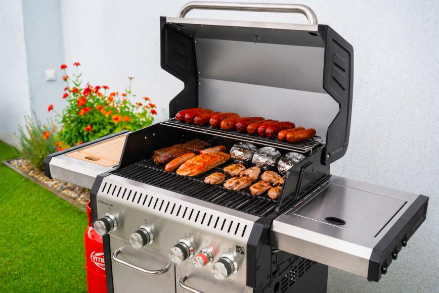Gril záhradný plynový G21 GAH-BBQ4ALAB-SV Alabama Silver BBQ Premium Line Gril G21 Alabama Silver BBQ Premium Line pri grilovaní mäsa, klobás, zeleniny a príloh na záhrade