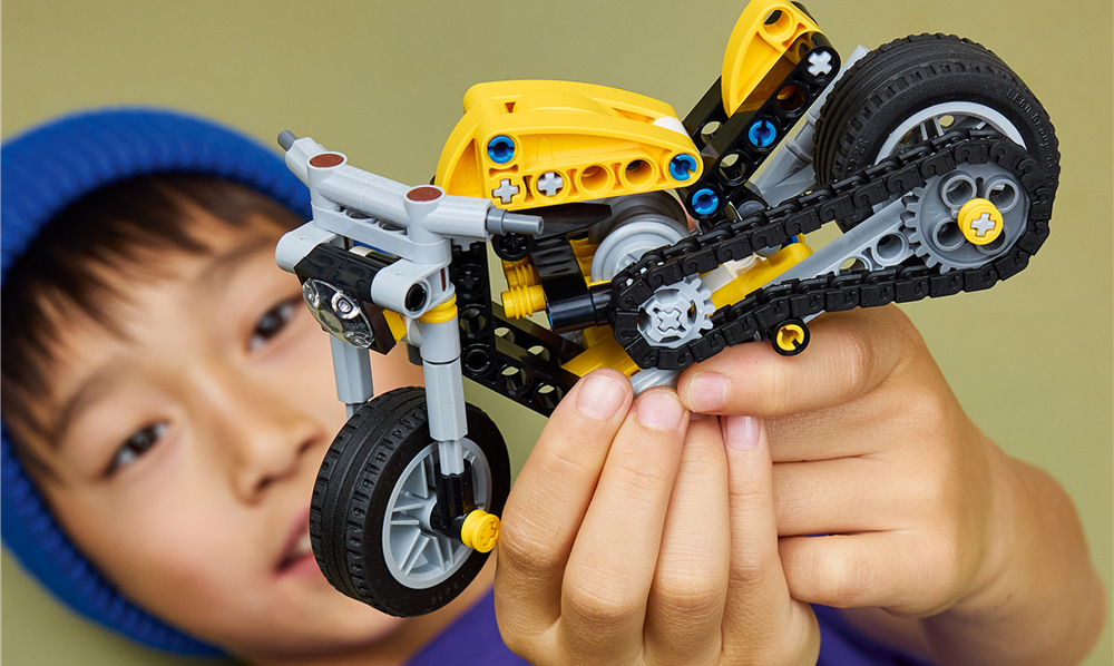 Stavebnica LEGO® Technic 42225 Žlutá motorka Výrazné žlté prevedenie dopĺňa funkčné riadenie a trojpiestový motor prepojený so zadným kolesom reťazou.