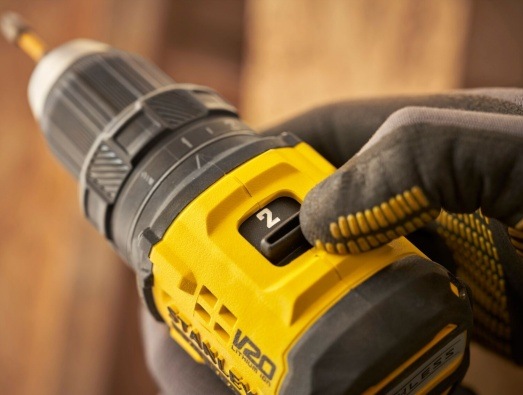 Aku vŕtačka Stanley FatMax SFMCD716D2T-QW (s baterií) Detail prepínača rýchlostí aku vŕtačky Stanley FatMax V20 v rukavici chránenej ruke.