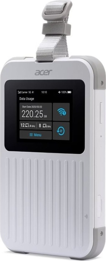 Router Acer Connect Enduro M6E Biely mobilný hotspot Acer Connect Enduro M6E z predného bočného pohľadu. Má dotykový displej so stavom 5G pripojenia, využitými dátami a Wi-Fi ikonami, vrúbkovaný predný panel, šedé ochranné rohy a hore látkové pútko na prenášanie.