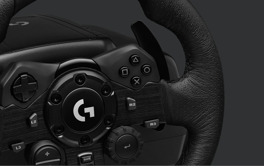 Detail volantu Logitech G923 SE, ktorý zachytáva štruktúru koženého poťahu, ovládacie tlačidlá a radiace pádla pripravené na závod