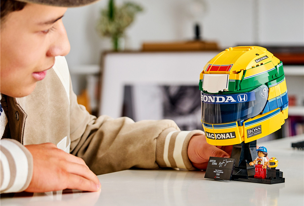 Stavebnica LEGO® Editions 43024 Prilba Ayrton Senna Žltá helma Ayrtona Senny so zelenými prvkami pripomína brazílsky pôvod pretekára a vďaka 931 dielikom ponúka prepracované stavanie.