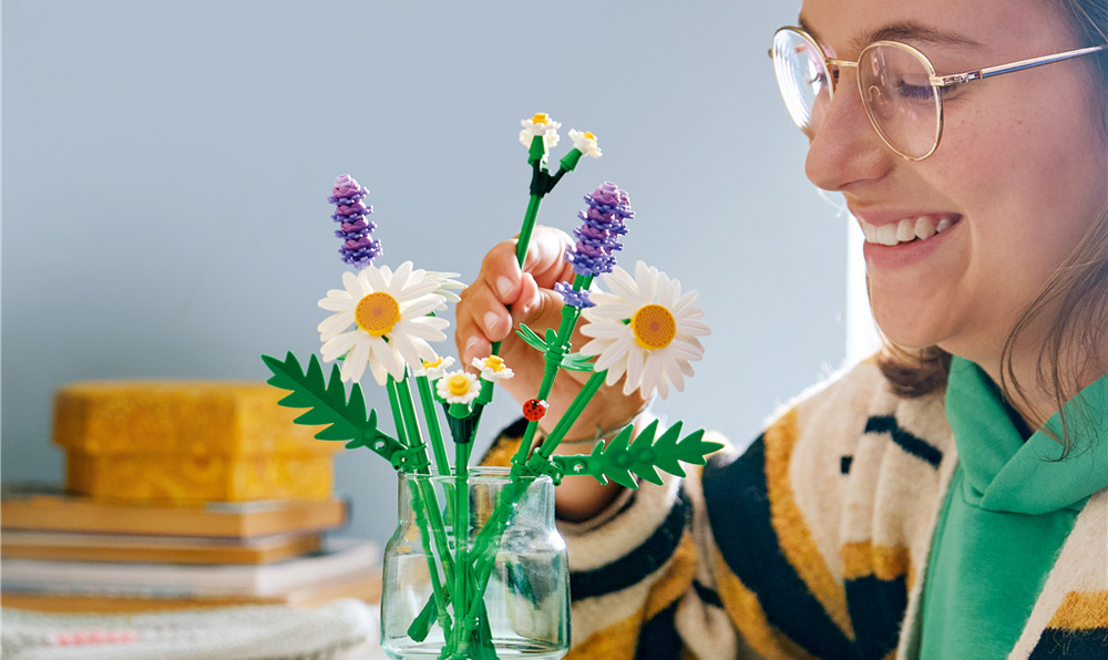 Stavebnica LEGO® Botanicals 11508 Kopretiny Malá lienka ukrytá medzi kvetinami dodáva modelu roztomilý detail a motivuje deti k starostlivosti.