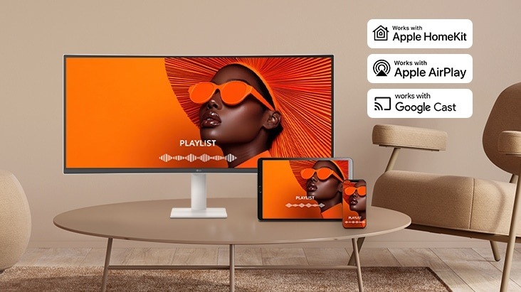 Elegantný širokouhlý monitor, tablet a chytrý telefón zobrazujú žiarivý obraz ženy v oranžových slnečných okuliaroch a klobúku. Kompatibilný so streamovaním od Apple a Google.