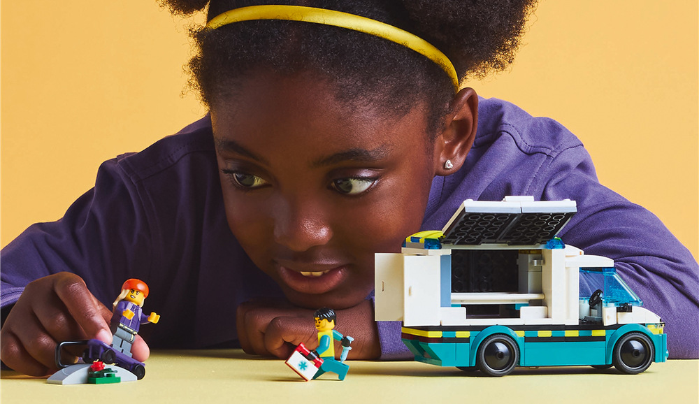 Stavebnica LEGO® City 60451 Sanitka Minifigúrka záchranára, skejťačka a rampa dávajú deťom možnosť vymýšľať vlastné záchranárske príbehy.