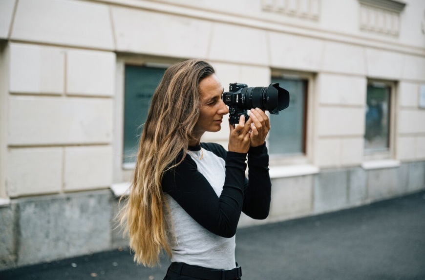 Objektív Nikon Z DX 16-50 mm f/2.8 VR čierny Žena fotografuje za použitia skla NIKKOR Z DX 16–50 mm f/2.8 VR