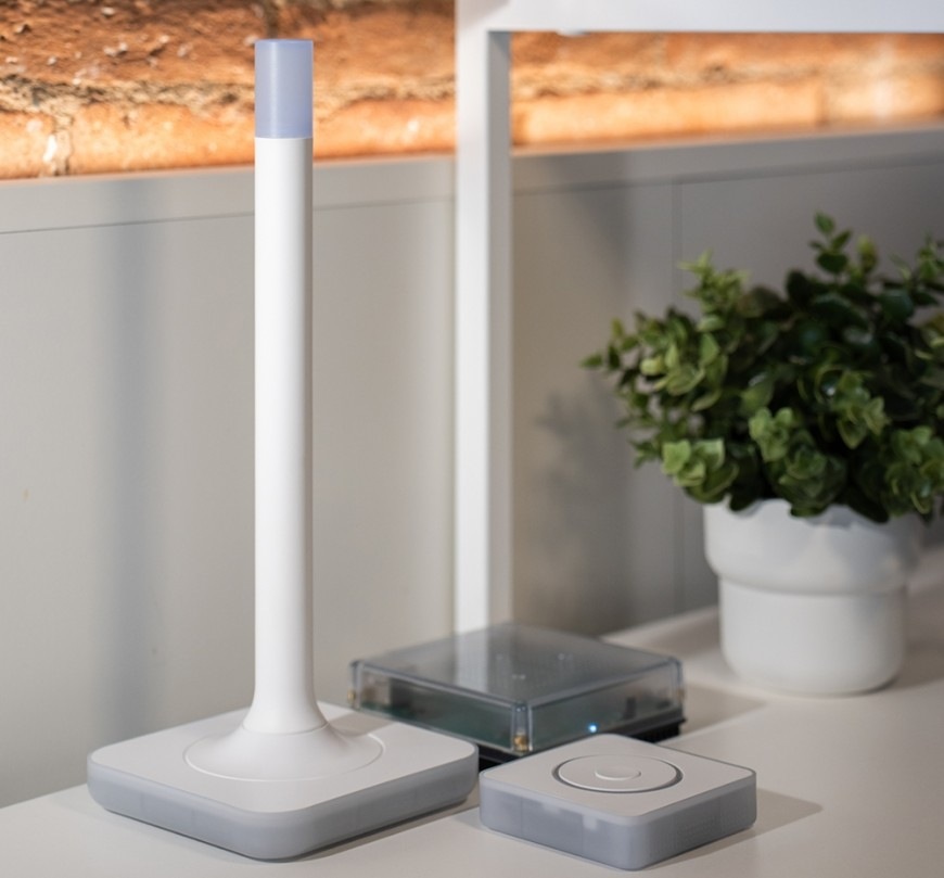 Riadiaca jednotka Home Assistant Connect ZWA-2 biela Riadiaca jednotka Home Assistant Connect ZWA-2 umiestnená v interiéri