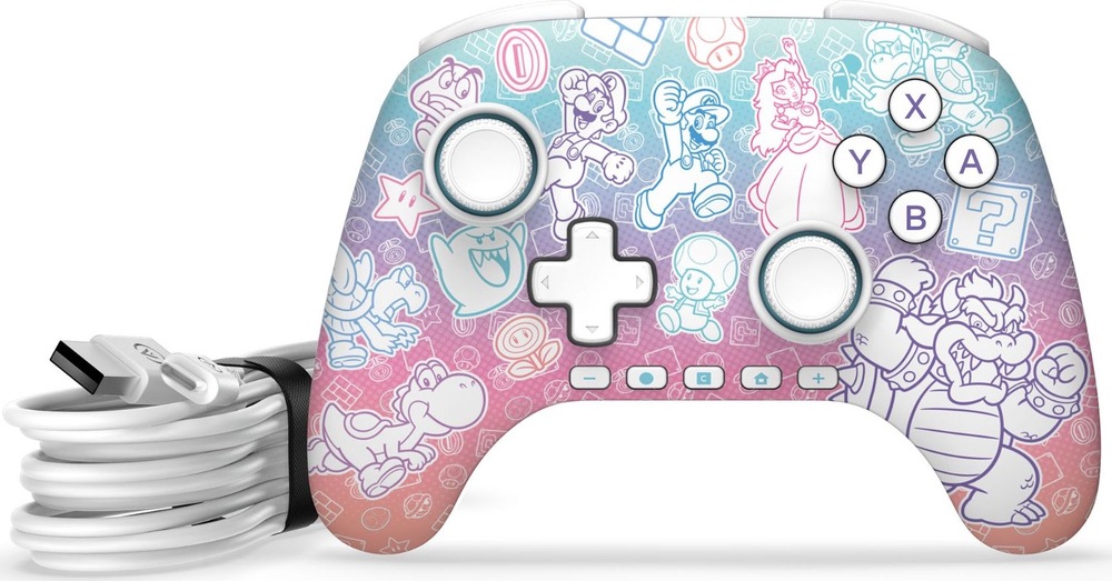 Gamepad PowerA Advantage - Nintendo Switch 2 - Super Mario, Mushroom Kingdom biely Na obrázku je drôtový gamepad PowerA Advantage pre Nintendo Switch 2. Vedľa ovládača je zmotaný dlhý kábel s konektormi USB-C a USB-A, ktorý slúži na pripojenie ku konzole. Na prednej strane ovládača sú dva analógové joysticky, smerový kríž, tlačidlá A, B, X a Y a spodný rad funkčných tlačidiel. Uprostred je logo Nintendo Switch 2.