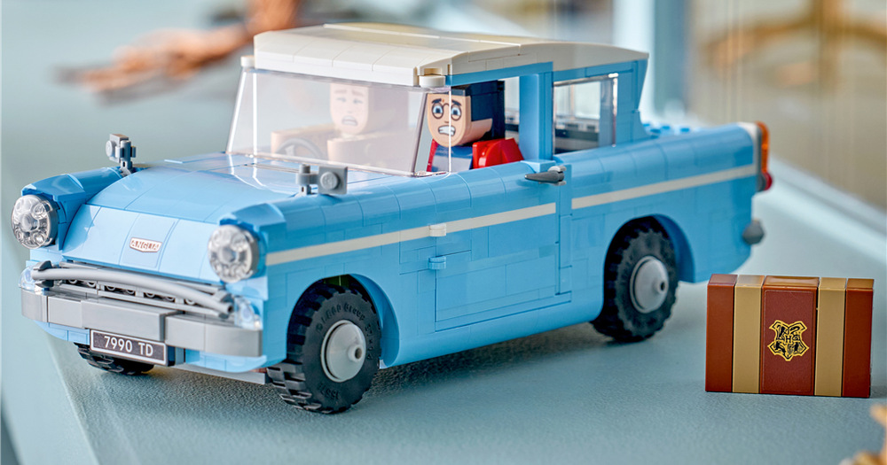 Stavebnica LEGO® Harry Potter™ 76470 Kouzelné létající auto Ford Anglia™ Harry Potter, Ron Weasley a sova Hedviga umožňujú rozohrať známe filmové scény aj vlastné dobrodružstvo.