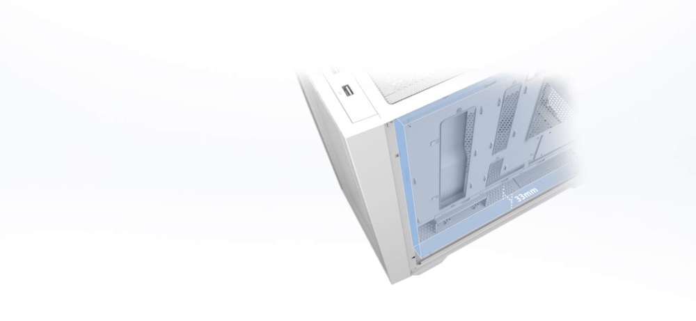 Elegantná biela skriňa počítača s priehľadným bočným panelom, ktorý odhaľuje vnútorné ventilačné otvory a porty. Minimalistický dizajn vyjadruje modernosť a sofistikovanosť.