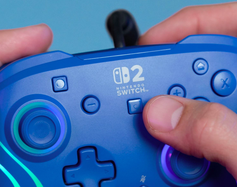 Hráč stlačením tlačidla C otvára funkciu GameChat na modrom gamepade pre Nintendo Switch 2″ width=